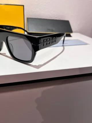 Occhiali da sole Fendi neri e grigi