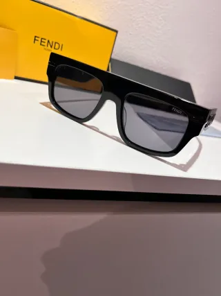 Occhiali da sole Fendi neri e grigi