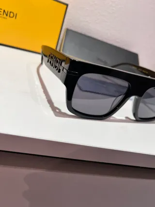 Occhiali da sole Fendi neri e grigi