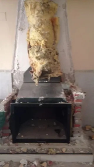 Chimenea de leña con puertas de cristal