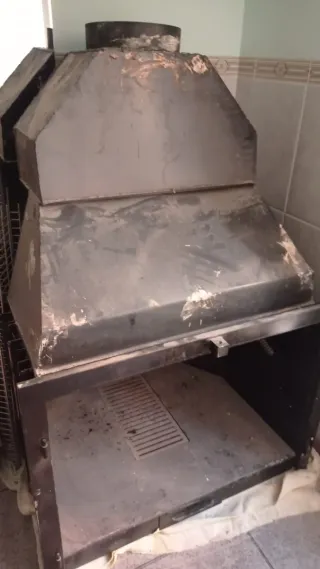 Chimenea de leña con puertas de cristal