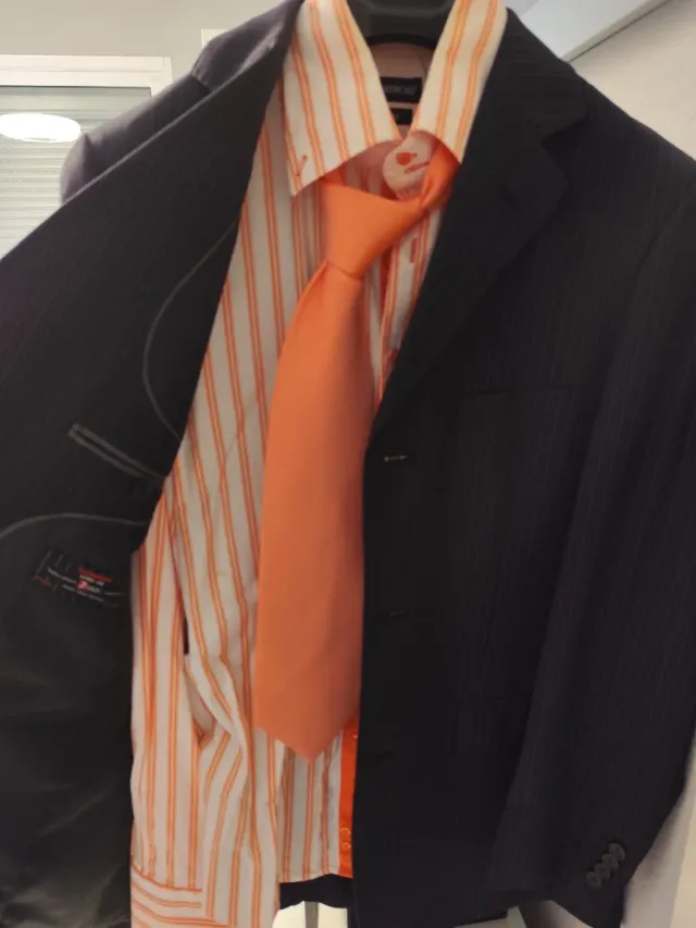 Traje de chaqueta caballero negro y naranja