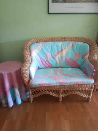 Sofá de mimbre y mesa auxiliar