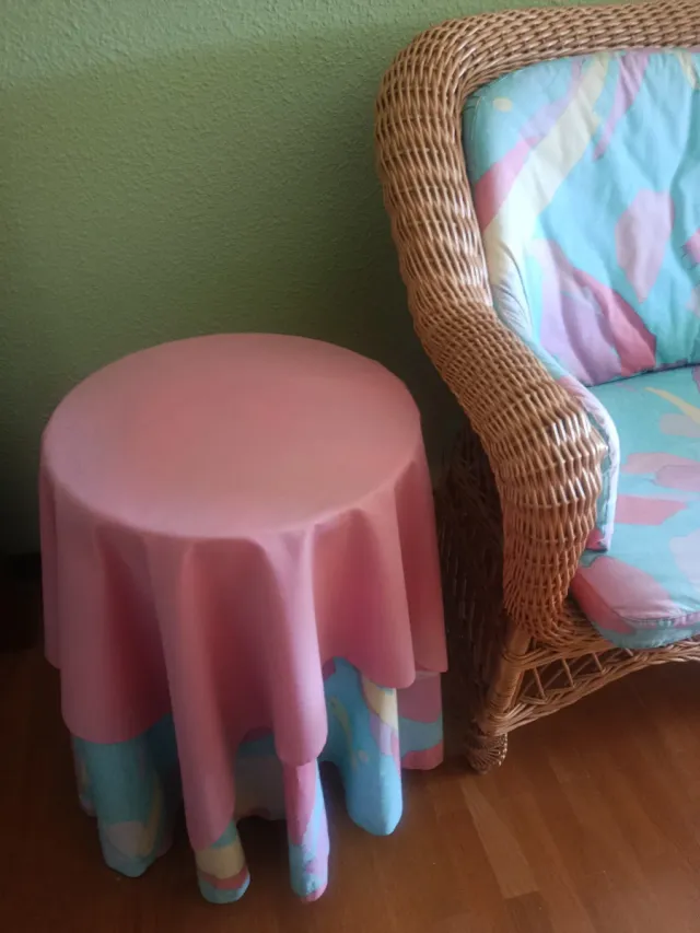 Sofá de mimbre y mesa auxiliar