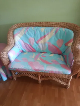 Sofá de mimbre y mesa auxiliar