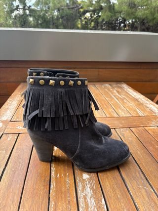 Botas negras con tachuelas y flecos T39