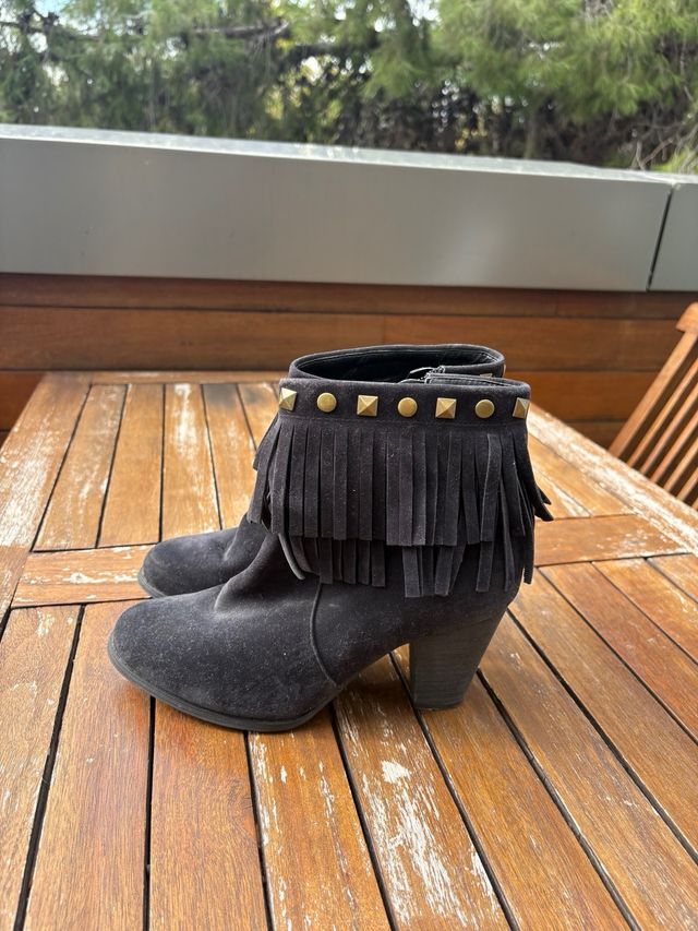 Botas negras con tachuelas y flecos T39