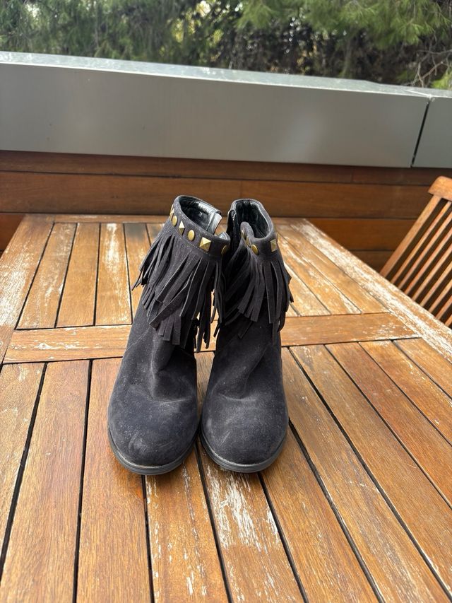 Botas negras con tachuelas y flecos T39