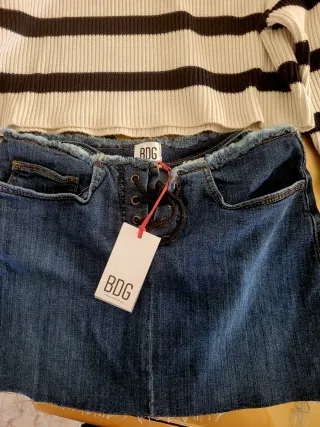 Jersey rayas BDG y falda vaquera