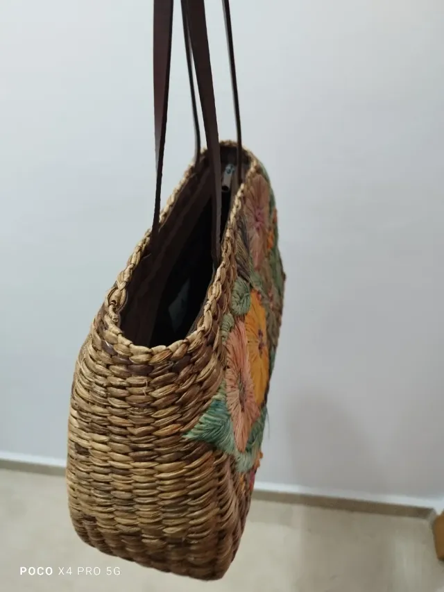 Bolso de mano tejido con flores