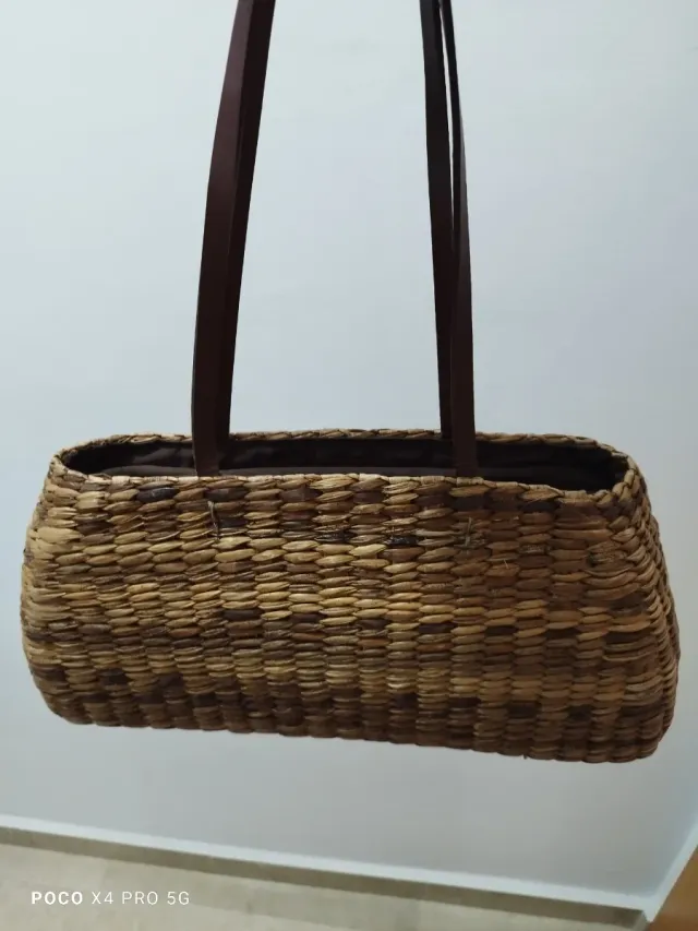 Bolso de mano tejido con flores