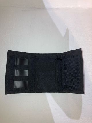 Cartera Adidas Negra y Blanca Rayas