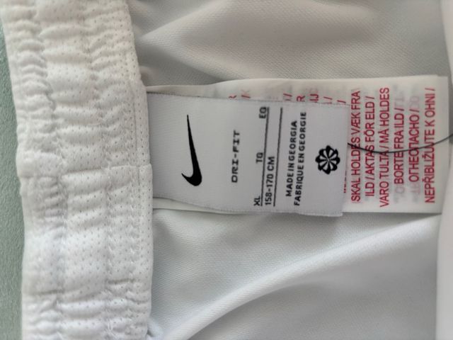 Pantalón corto Nike blanco y negro