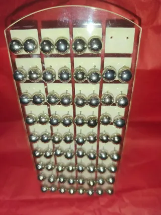 Lote de 35 pares de pendientes bolas plateados
