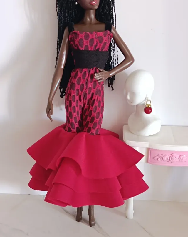 Mono Barbie Rojo y Negro. Con pendientes