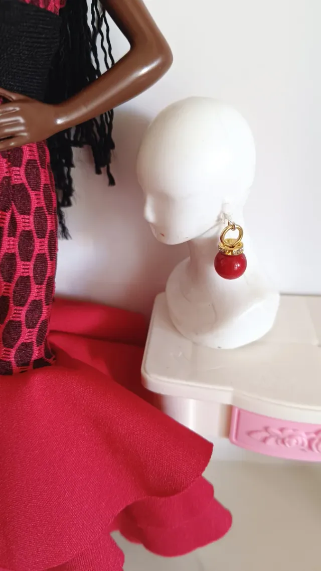 Mono Barbie Rojo y Negro. Con pendientes