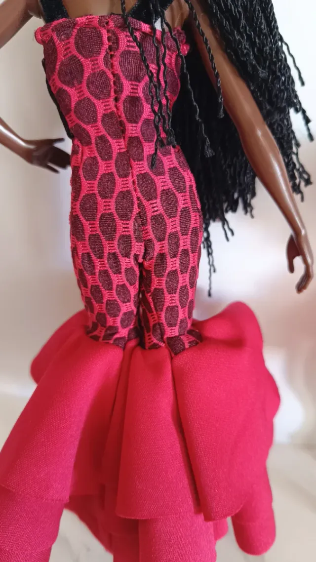 Mono Barbie Rojo y Negro. Con pendientes