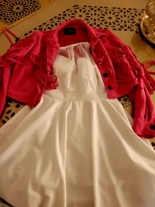 Conjunto Chaqueta Roja y Vestido Blanco