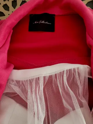 Conjunto Chaqueta Roja y Vestido Blanco