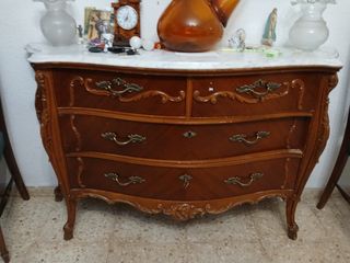 Aparador de madera con mármol