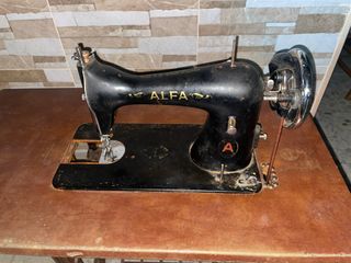 Máquina de coser Alfa antigua