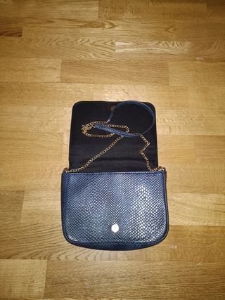 Bolso azul piel serpiente con cadena dorada