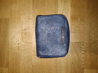 Bolso azul piel serpiente con cadena dorada