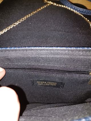 Bolso azul piel serpiente con cadena dorada