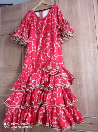Traje de flamenca rojo con lunares blancos