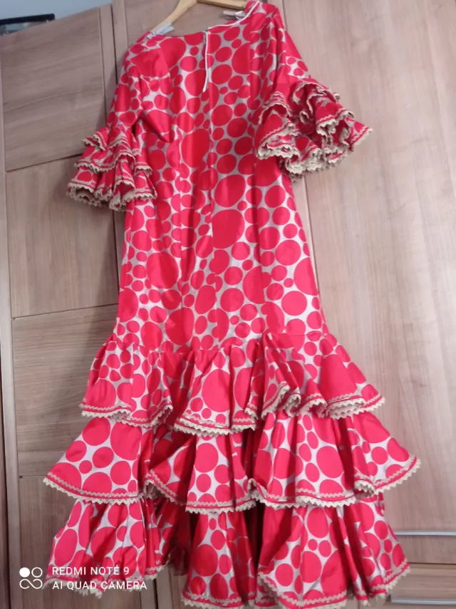 Traje de flamenca rojo con lunares blancos