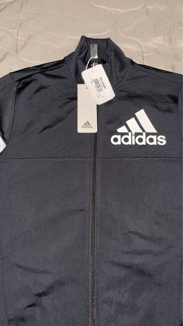 Chaqueta deportiva Adidas negra y blanca