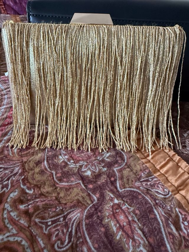 Bolso de fiesta dorado con flecos