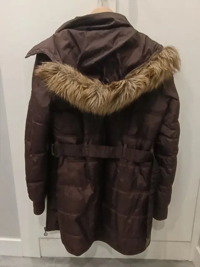 Cazadora acolchada marrón con cinturón