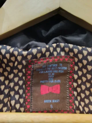 Cazadora acolchada marrón con cinturón