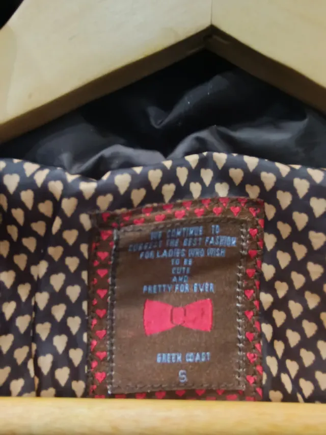 Cazadora acolchada marrón con cinturón