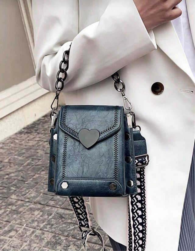 Bolso azul con cadena muy bonito para estrenar