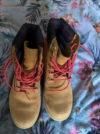 Botas de ante con cordones rojos
