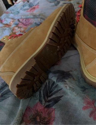 Botas de ante con cordones rojos