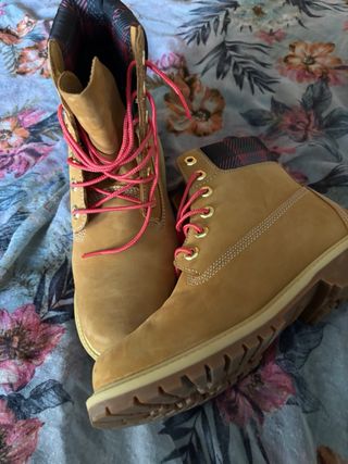 Botas de ante con cordones rojos