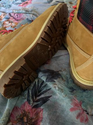 Botas de ante con cordones rojos