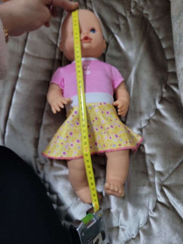 Muñeca bebé con vestido rosa y falda