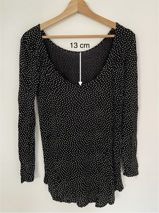 Camiseta negra de manga larga con topos blancos