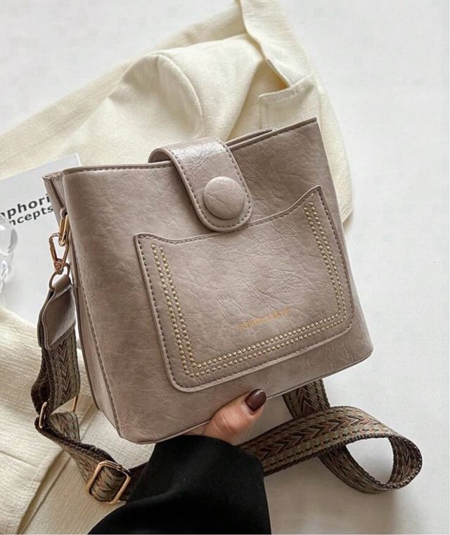Bolso de hombro beige muy bonito a estenar