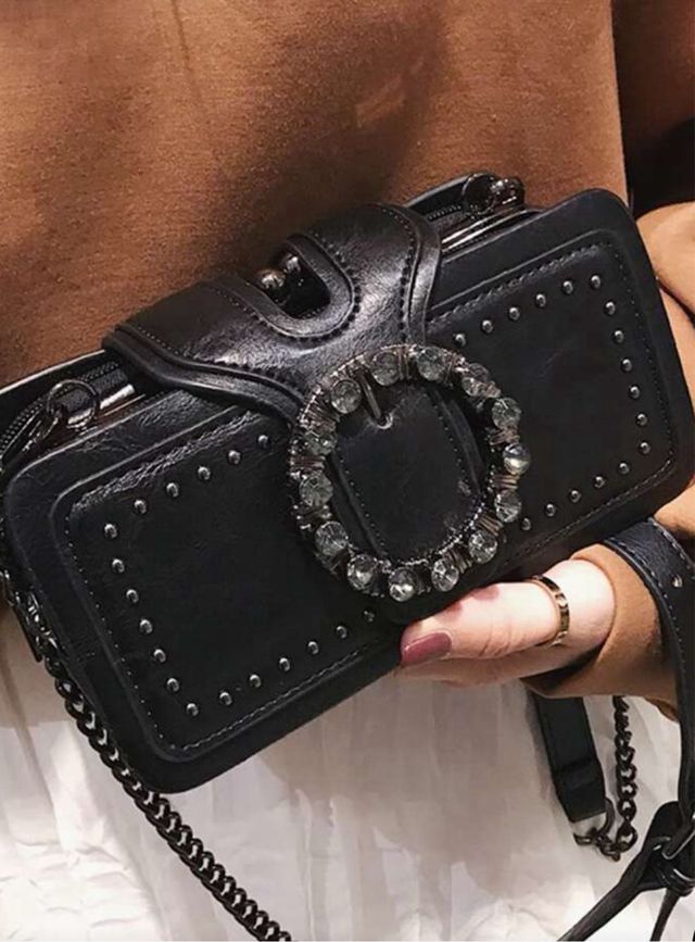 Bolso negro con pedrería y cadena a esterilizar