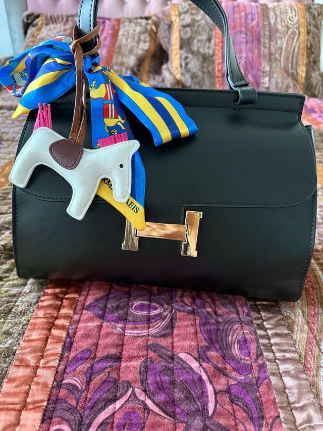 Bolso negro con charm de caballo y pañuelo