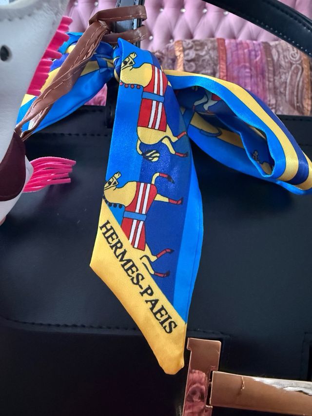 Bolso negro con charm de caballo y pañuelo