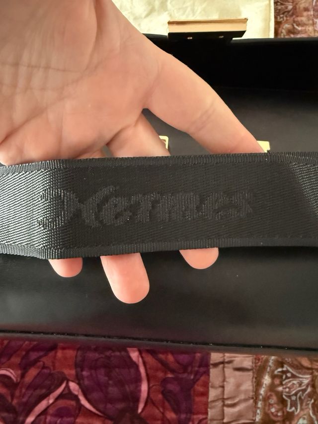 Bolso negro con charm de caballo y pañuelo