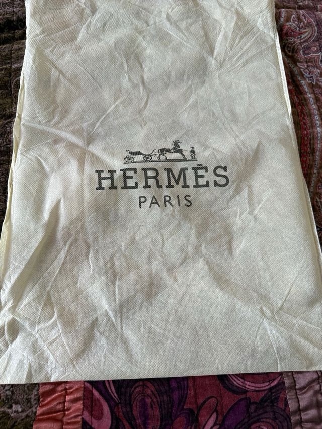 Bolso negro con charm de caballo y pañuelo