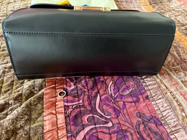 Bolso negro con charm de caballo y pañuelo