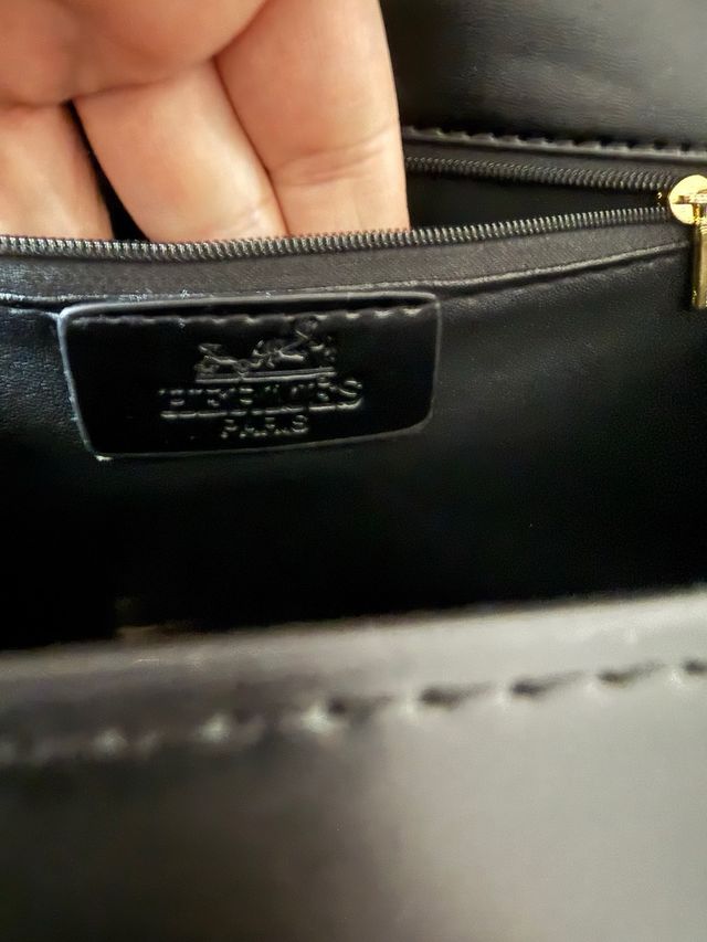 Bolso negro con charm de caballo y pañuelo